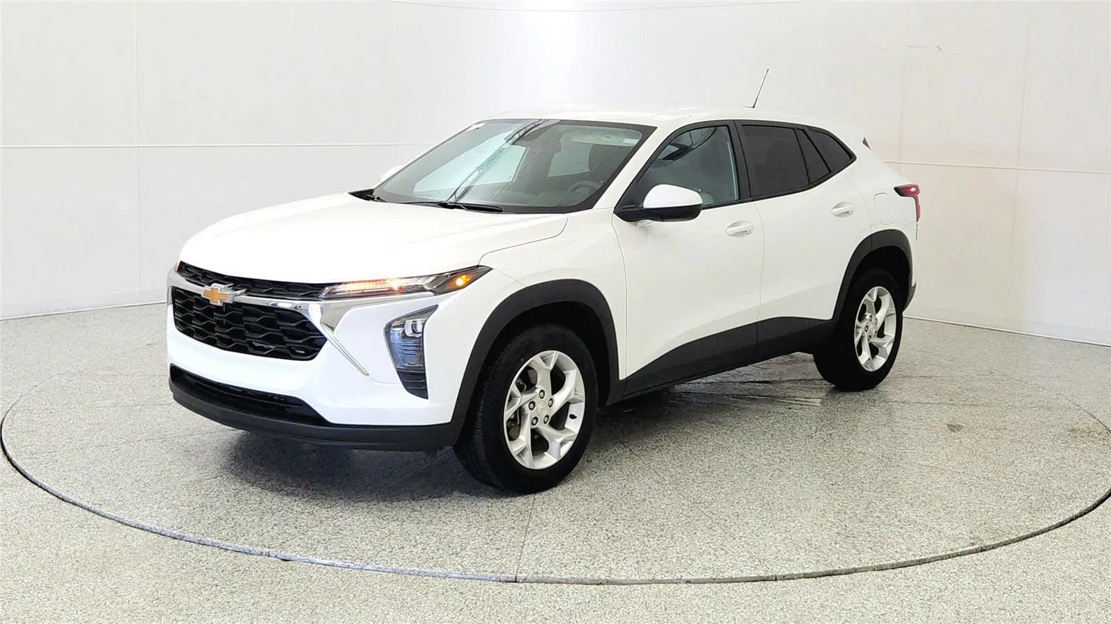 Used 2024 Chevrolet Trax LS w/ LS Convenience Package FWD image 3