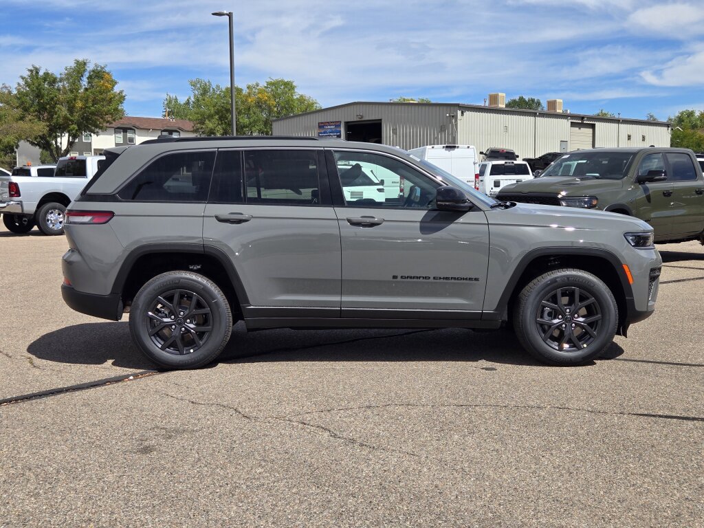 New 2027 Jeep Grand Cherokee Altitude AWD/4WD image 2