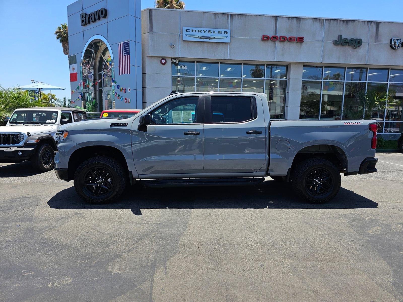 Used 2024 Chevrolet Silverado 1500 LT Trail Boss w/ LPO, Dark Essentials Package AWD/4WD image 4