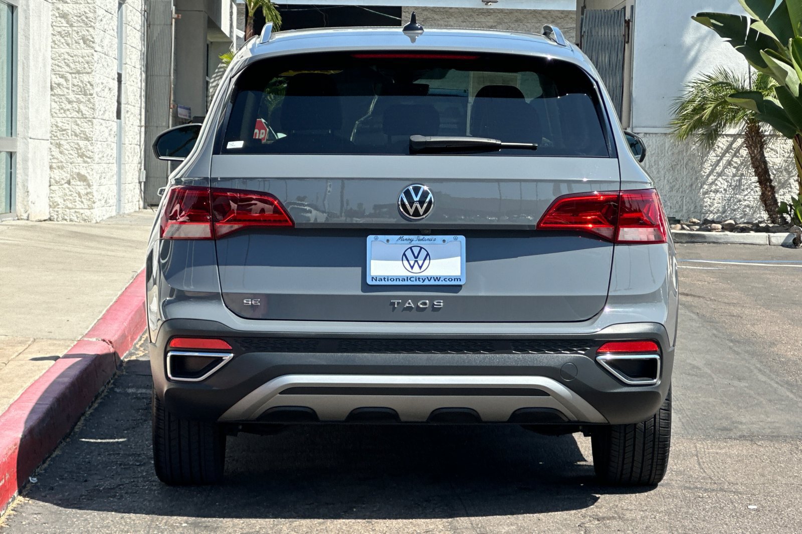 Used 2023 Volkswagen Taos SE w/ Panoramic Sunroof Package FWD image 5
