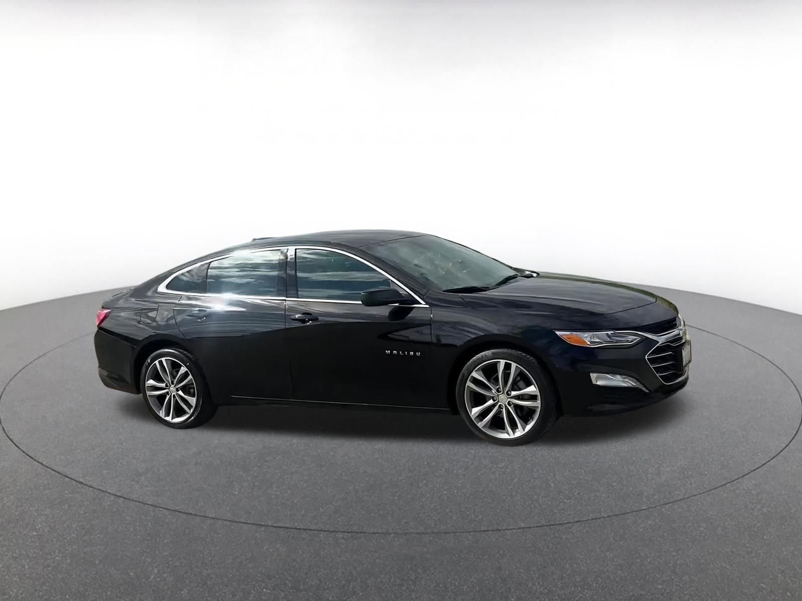 Used 2024 Chevrolet Malibu LT image 2