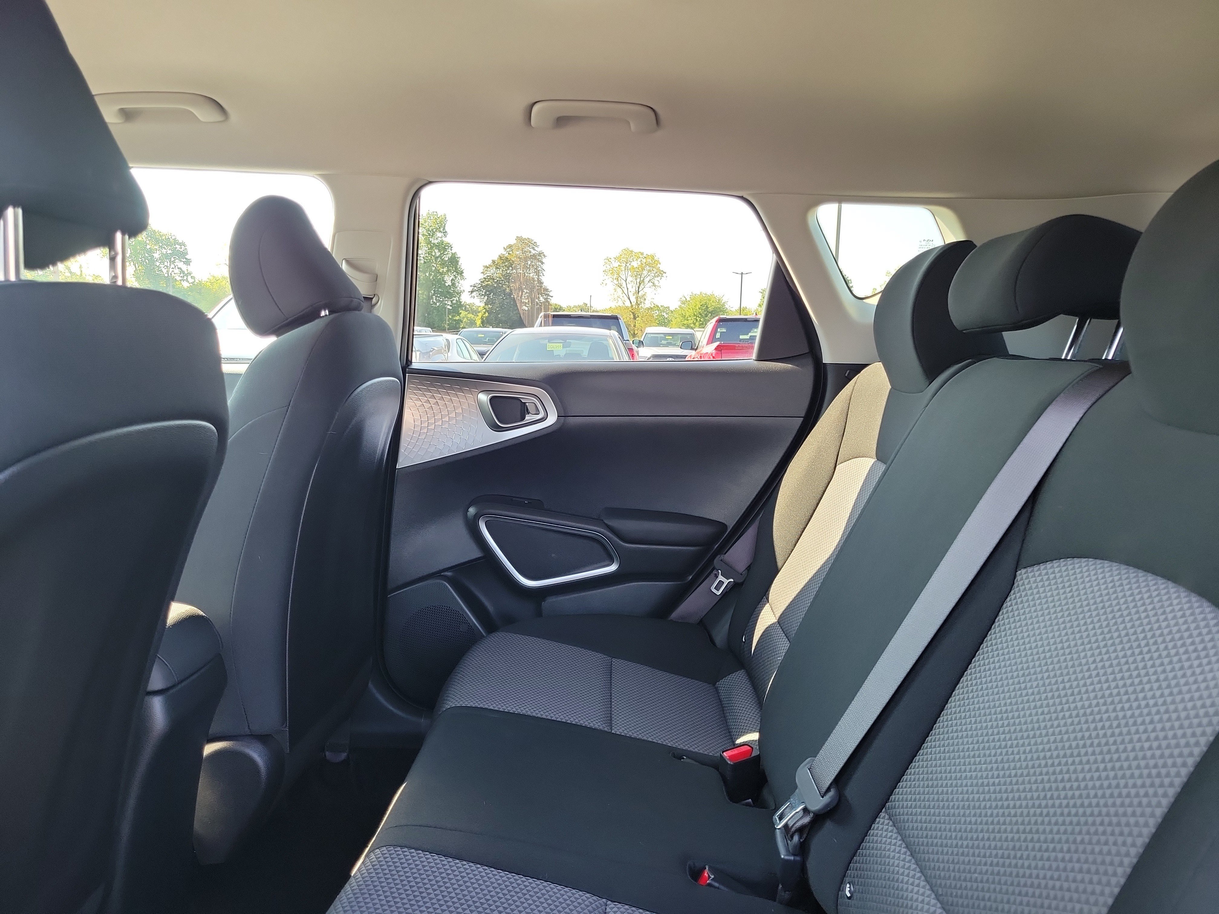 Used 2025 Kia Soul LX FWD image 11