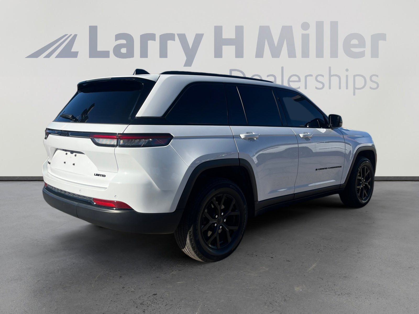 Used 2025 Jeep Grand Cherokee Altitude image 5