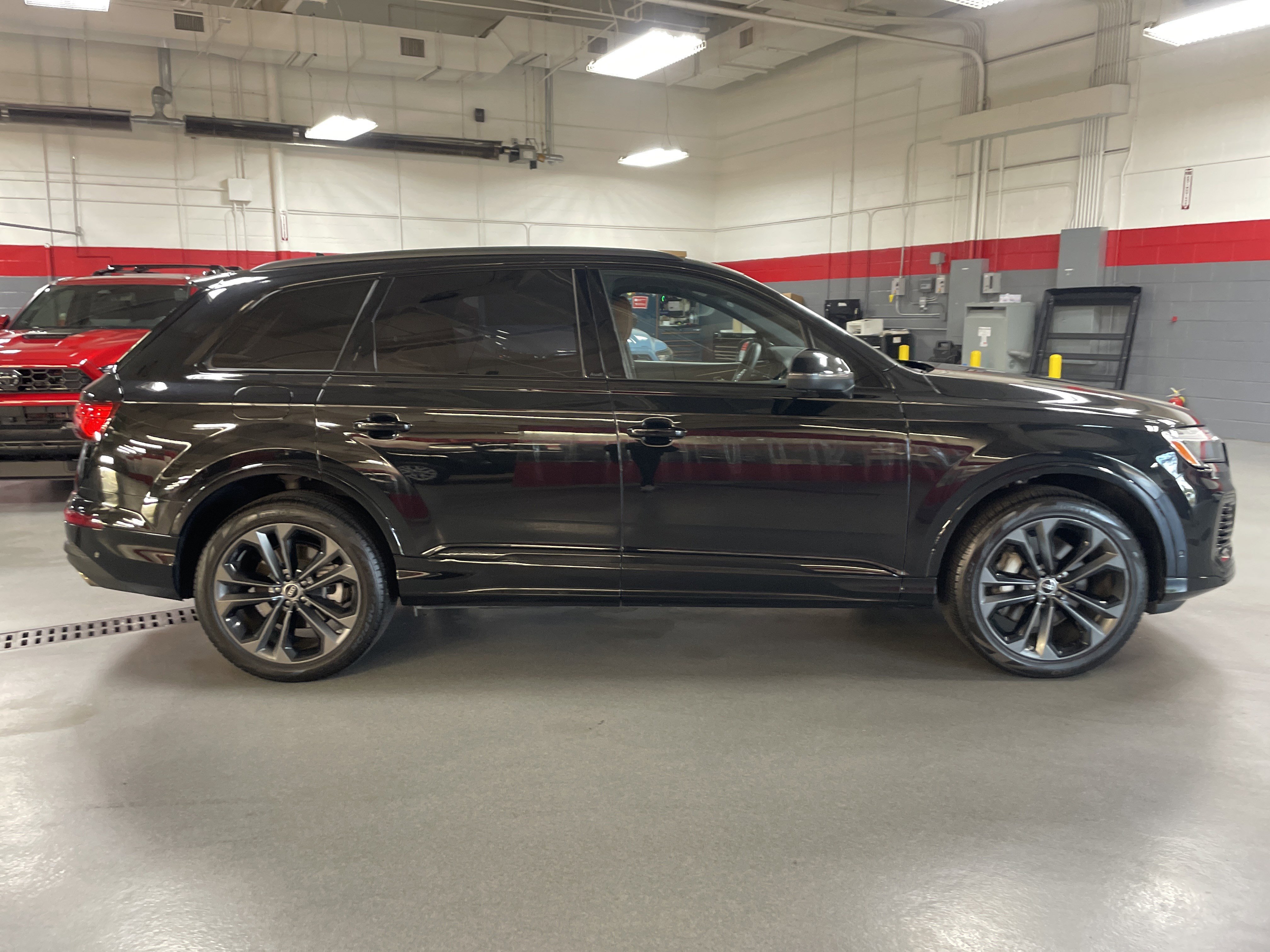 Used 2025 Audi Q7 3.0T Prestige image 11