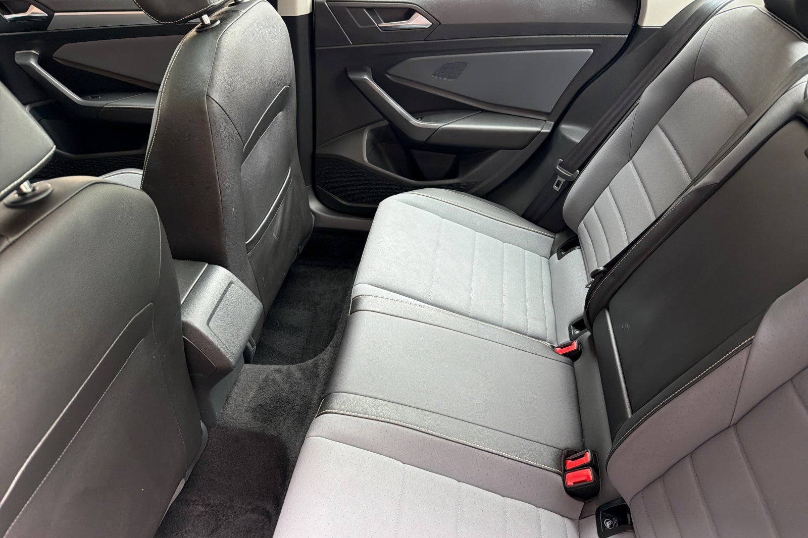 Used 2025 Volkswagen Jetta SE FWD image 12