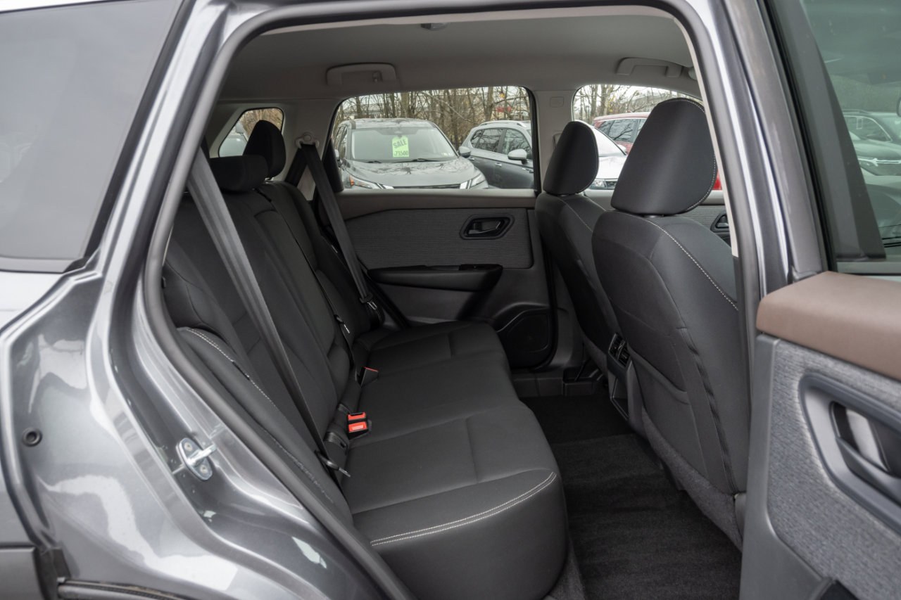 Used 2023 Nissan Rogue S image 30