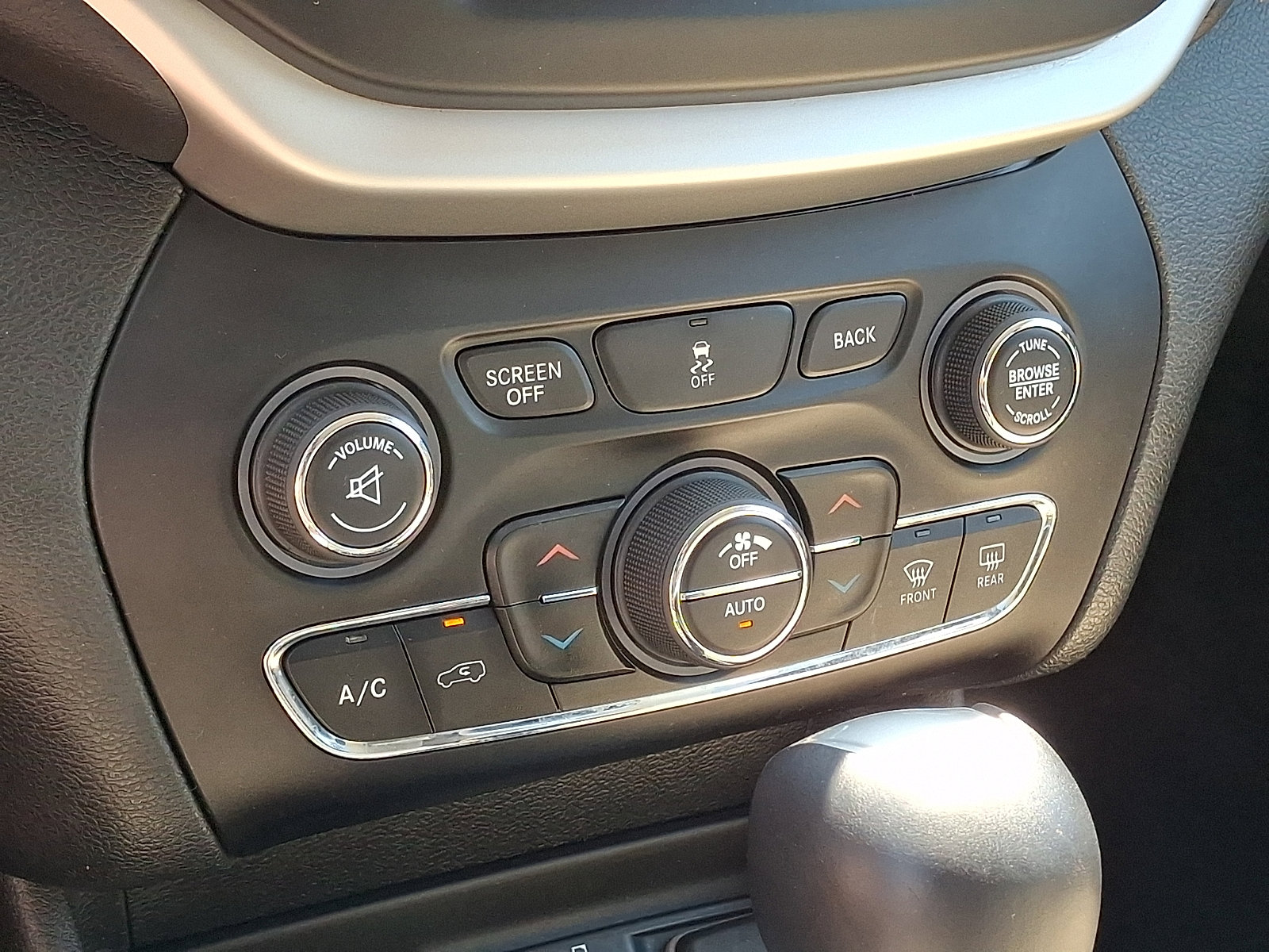 Used 2018 Jeep Cherokee Limited AWD/4WD image 17