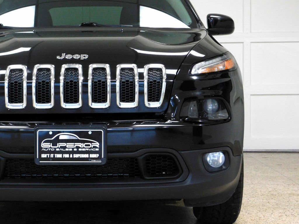 Used 2017 Jeep Cherokee Latitude w/ Comfort & Convenience Group AWD/4WD image 17