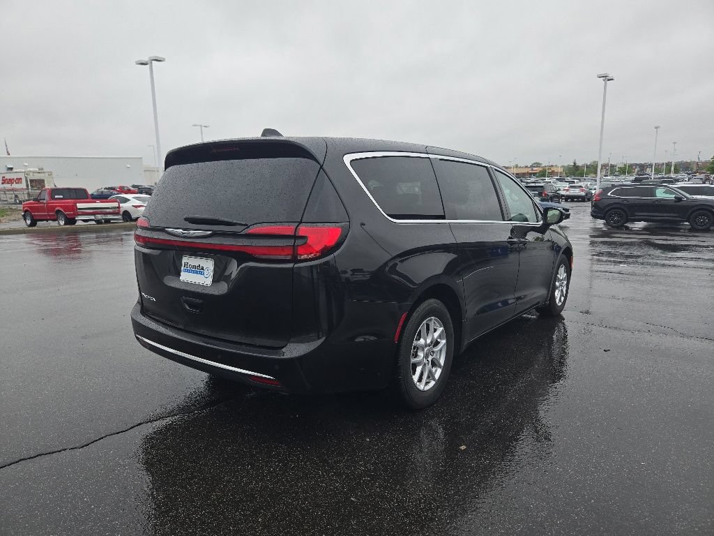Used 2023 Chrysler Pacifica Touring-L FWD image 7