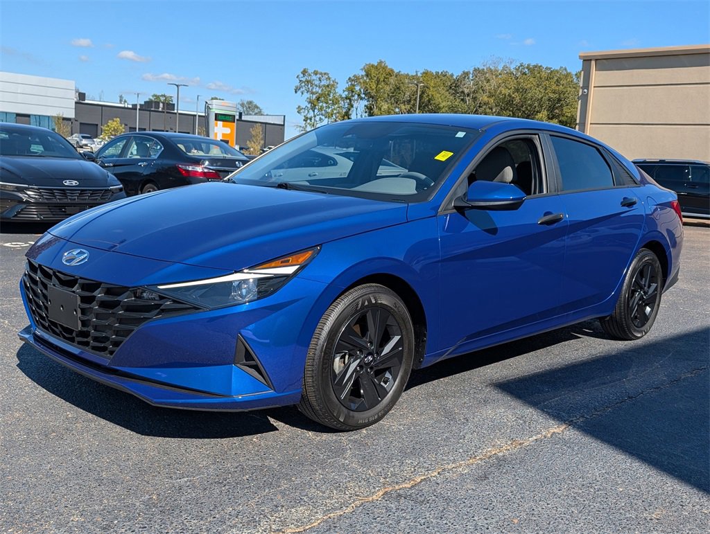 Used 2023 Hyundai Elantra SEL w/ Preferred Accessory Package image 7