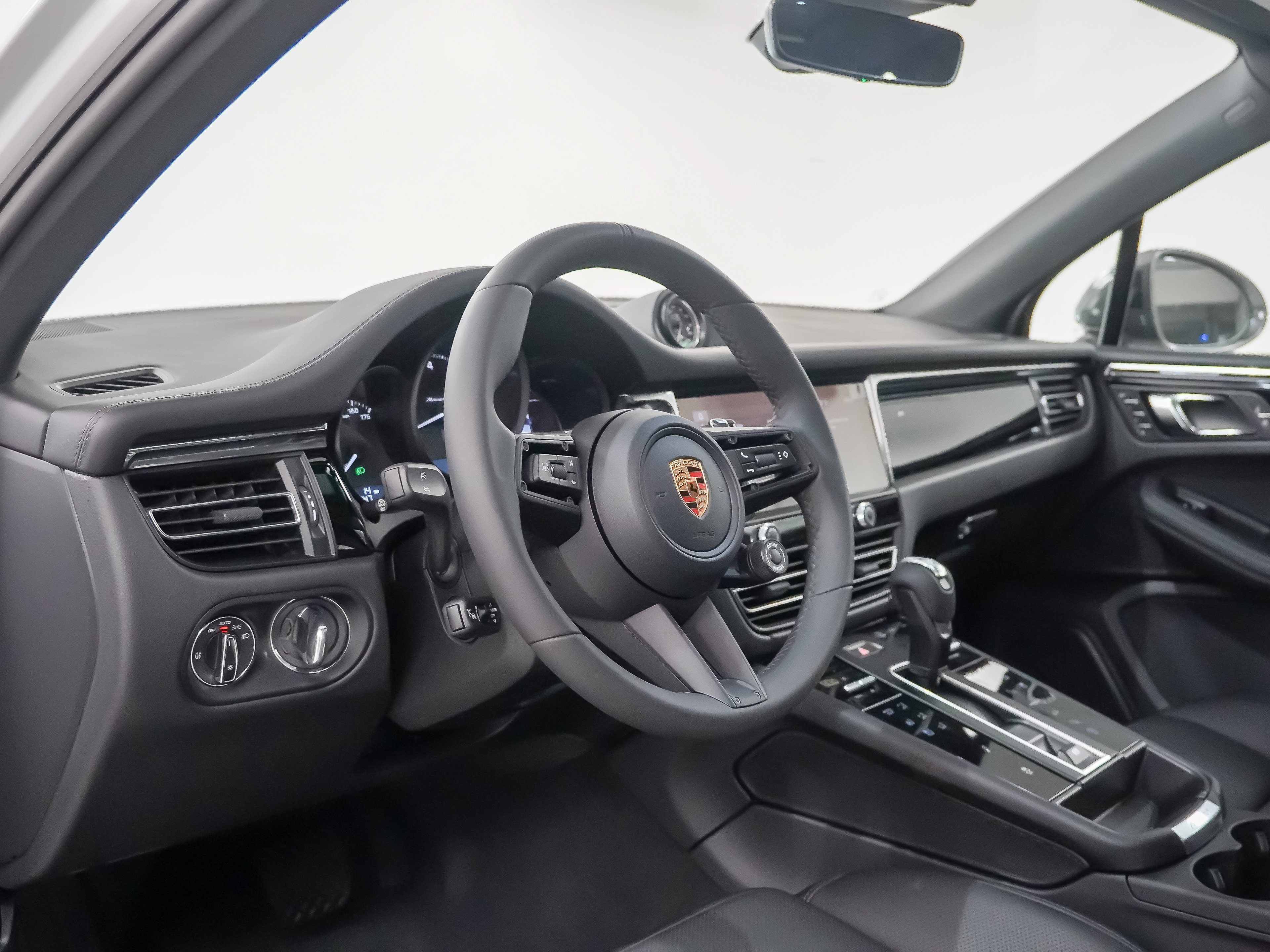 Certified 2026 Porsche Macan Turbo AWD/4WD image 4