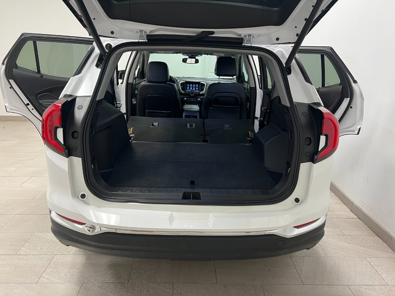 Used 2024 GMC Terrain SLT image 15