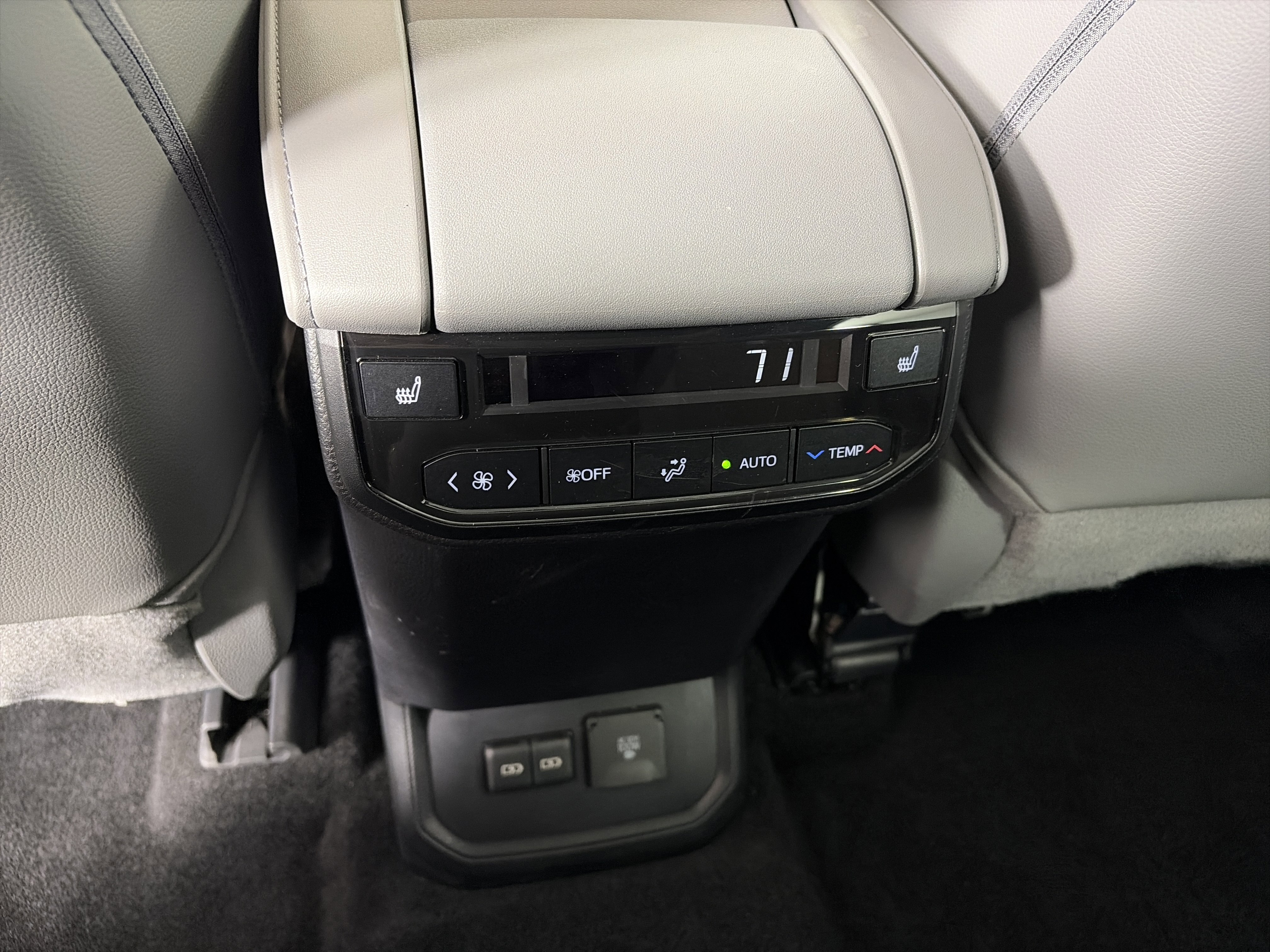 Used 2023 Toyota Highlander Platinum image 19