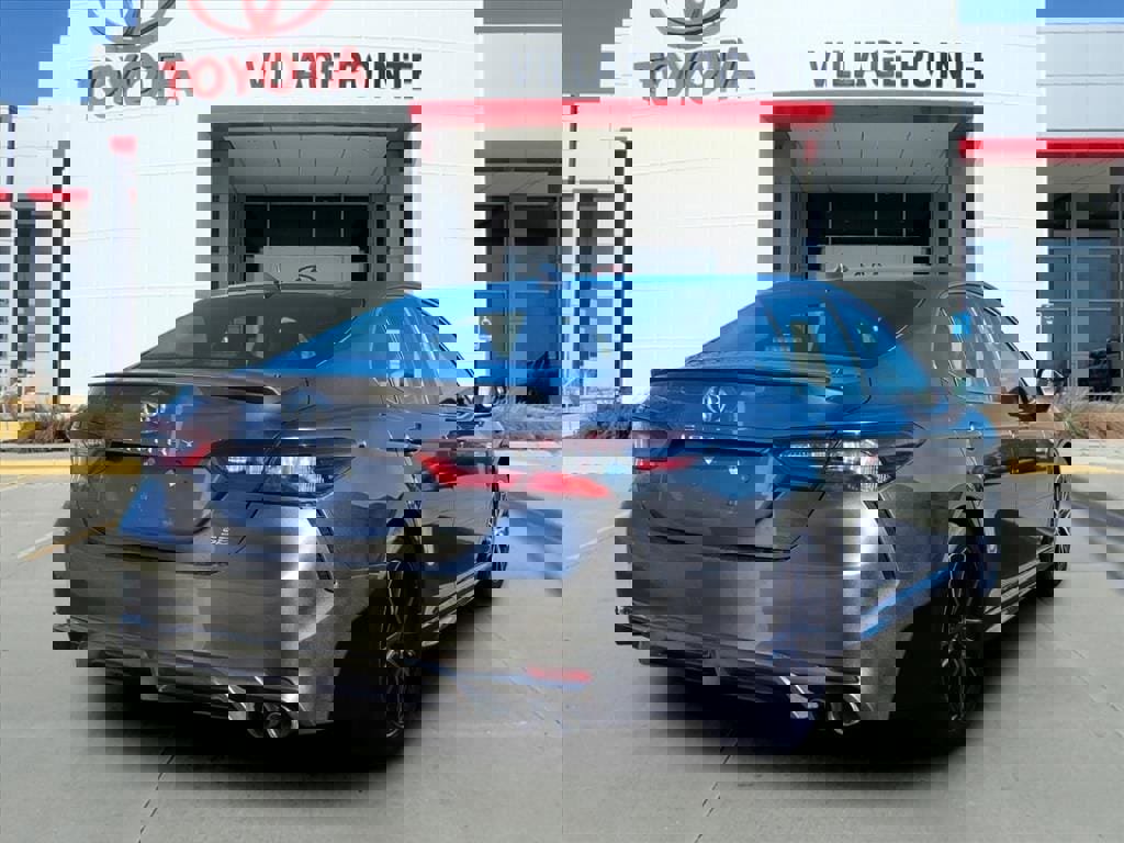 Used 2024 Toyota Camry SE image 4
