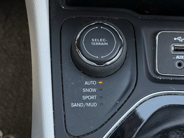 Used 2022 Jeep Cherokee Limited AWD/4WD image 23