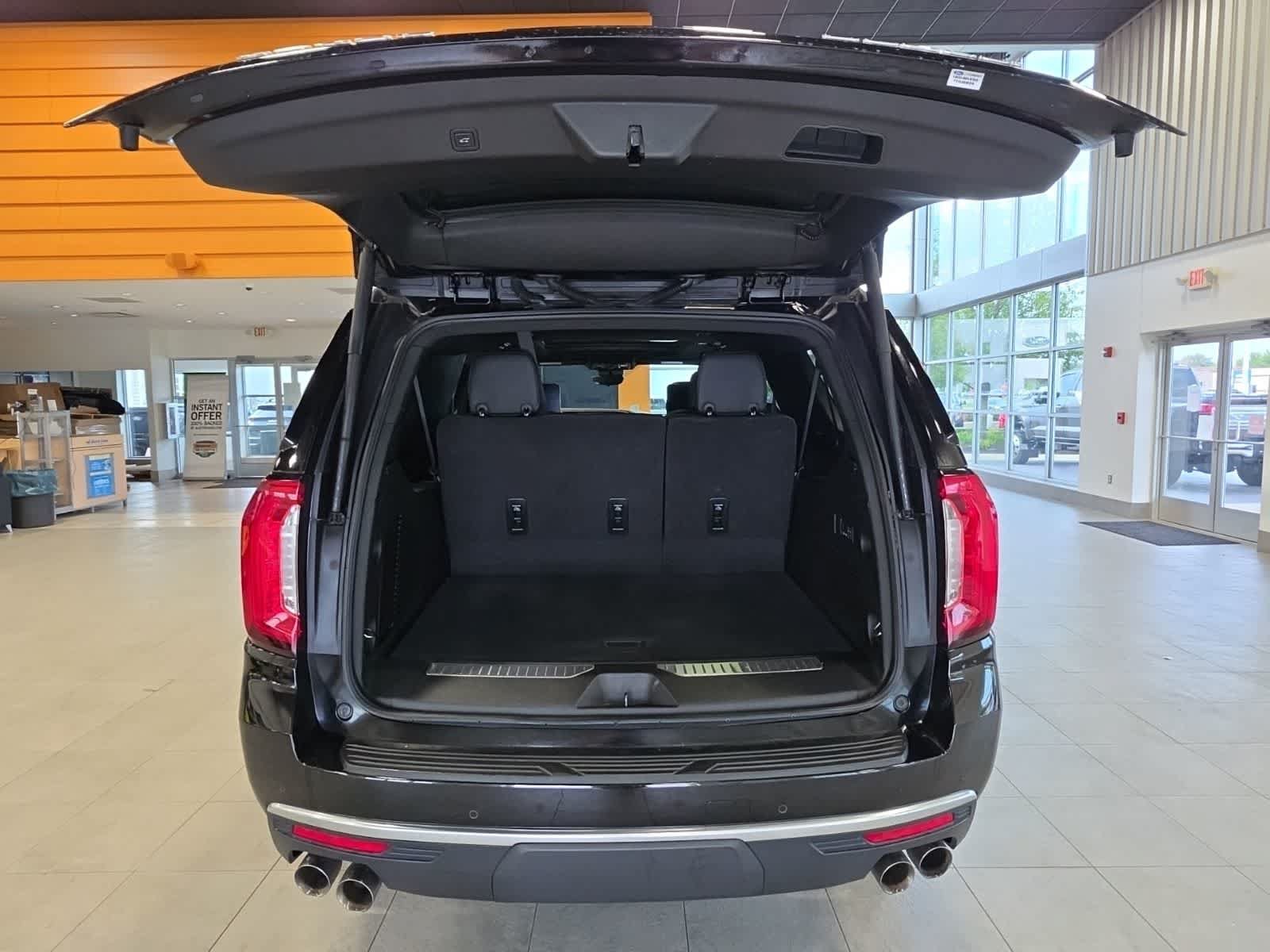 Used 2024 GMC Yukon XL Denali w/ Denali Reserve Package AWD/4WD image 9