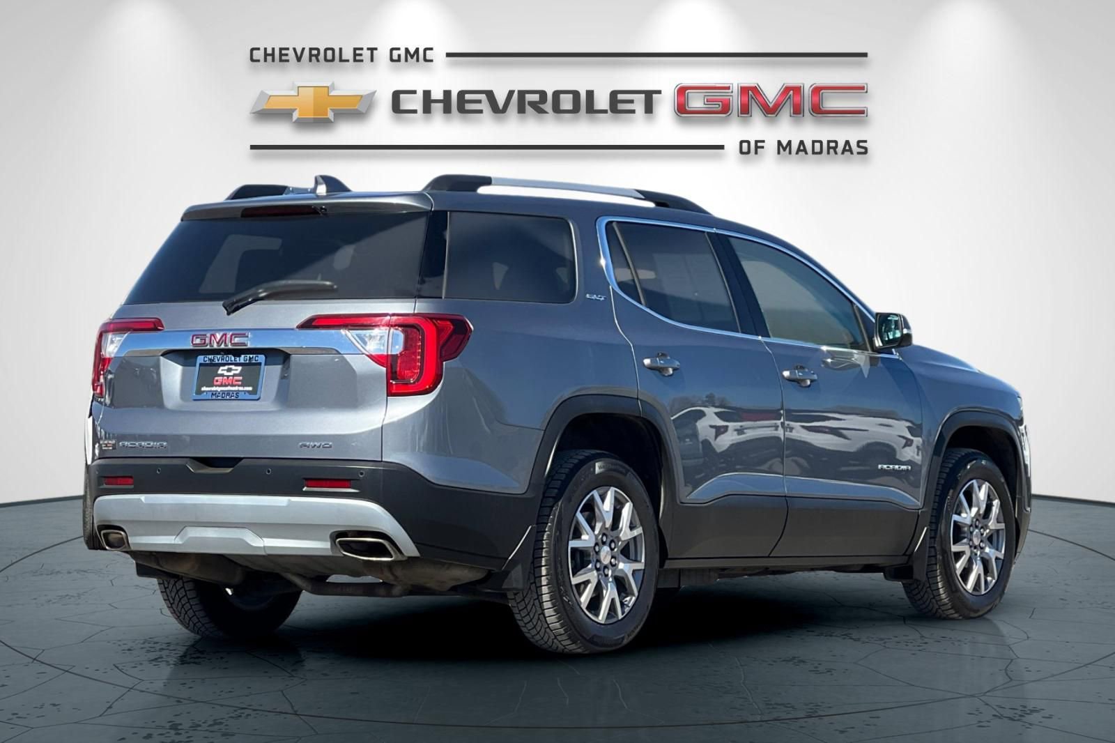 Used 2021 GMC Acadia SLT w/ Technology Package AWD/4WD image 3