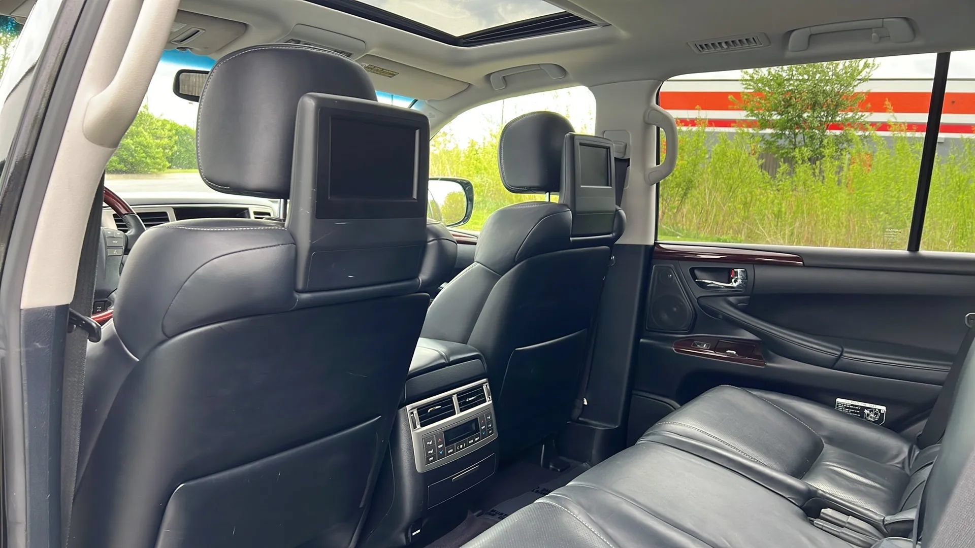 Used 2013 Lexus LX 570 4WD w/ Luxury Pkg image 12