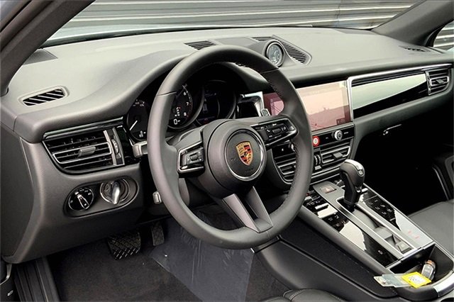 New 2025 Porsche Macan image 4