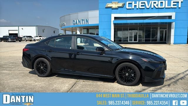 Used 2025 Toyota Camry SE FWD image 1