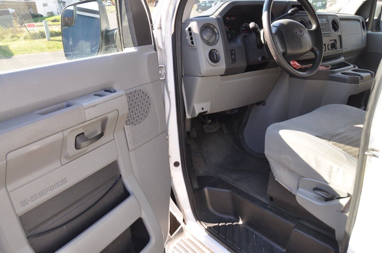 Used 2010 Ford E-350 and Econoline 350 XLT RWD image 16