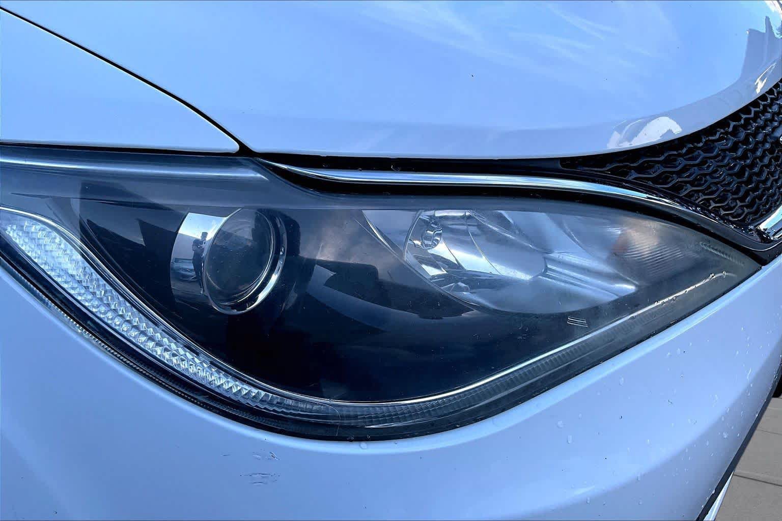Used 2017 Chrysler Pacifica Touring-L FWD image 26