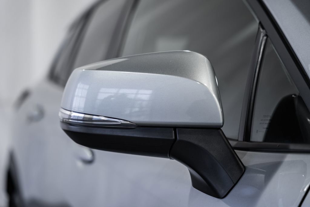 Used 2024 Toyota Corolla Cross SE image 11