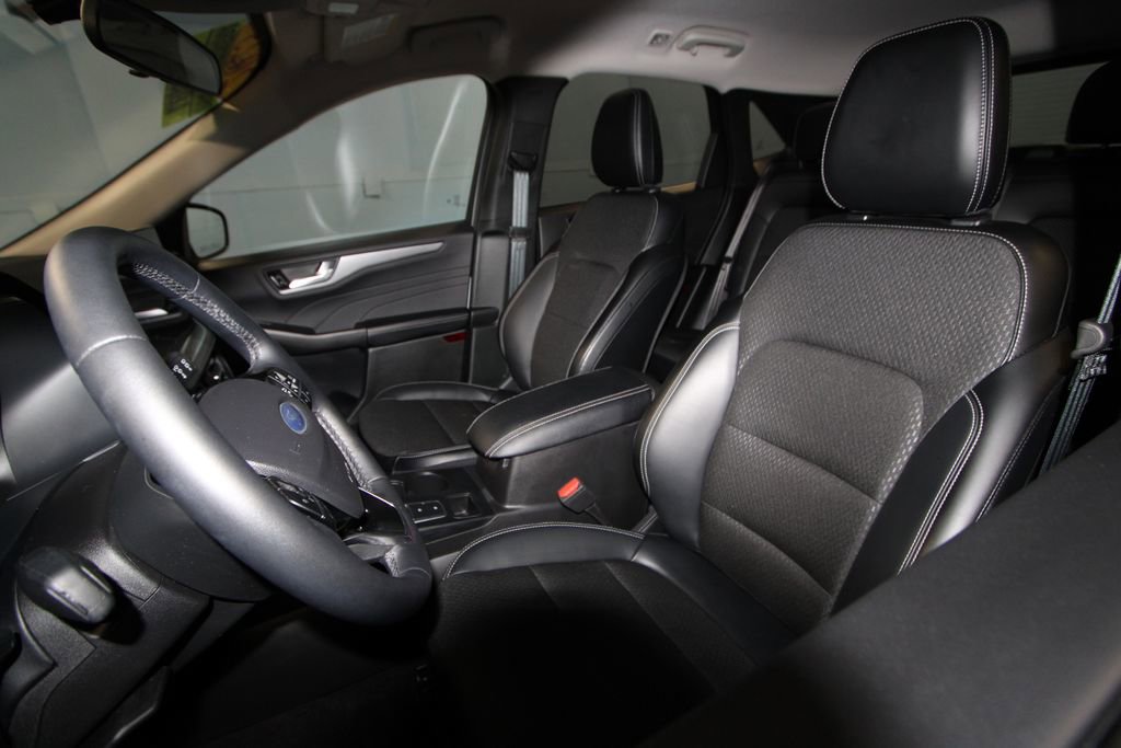 Used 2025 Ford Escape SE image 4