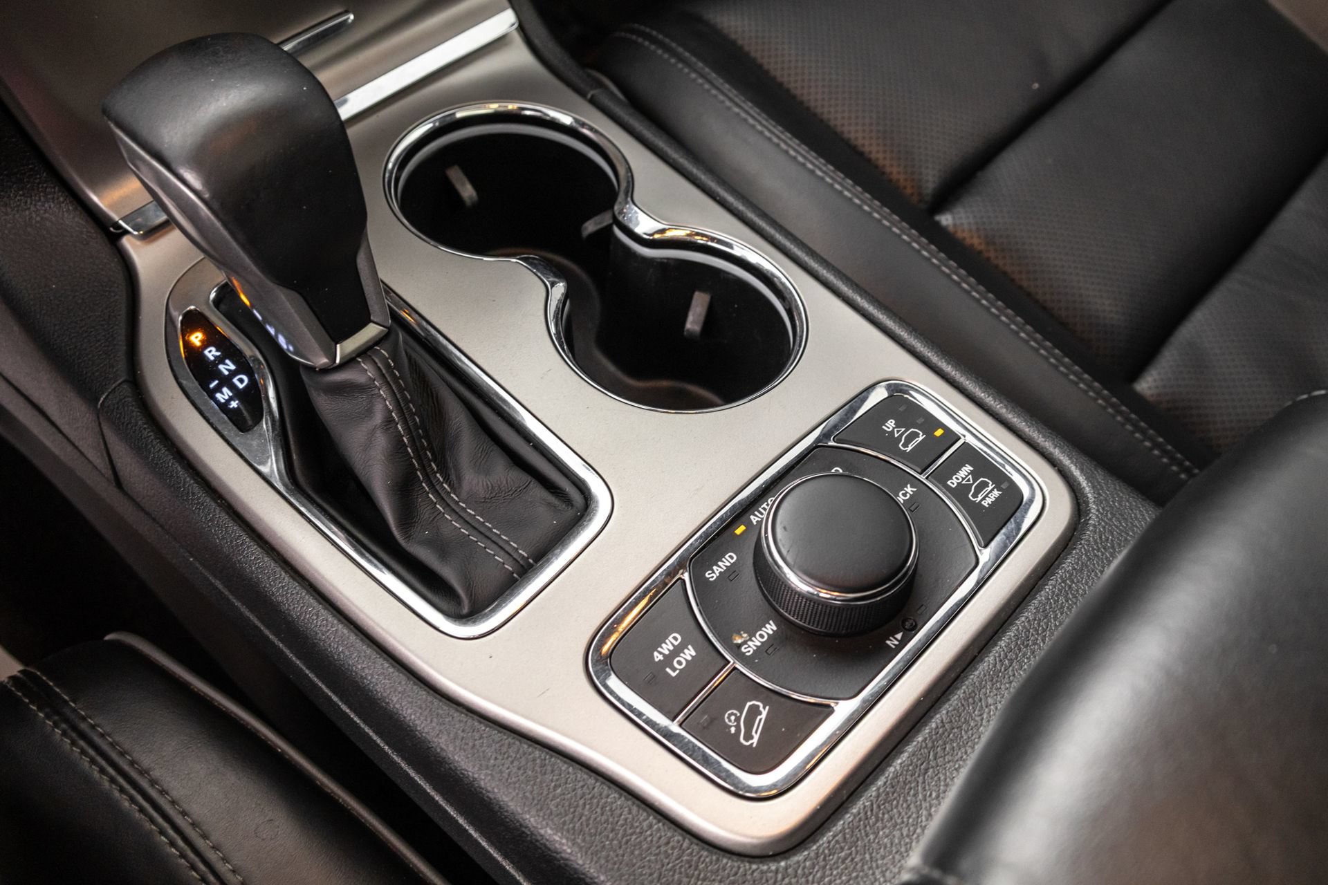 Used 2019 Jeep Grand Cherokee Overland AWD/4WD image 24