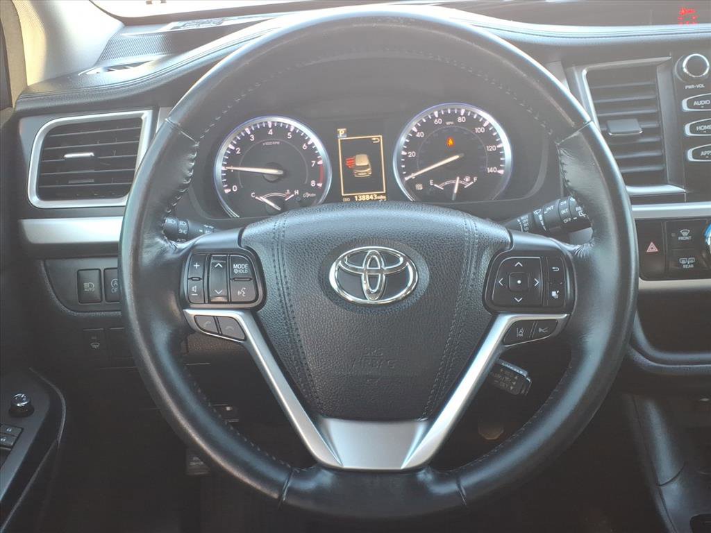 Used 2017 Toyota Highlander SE image 16