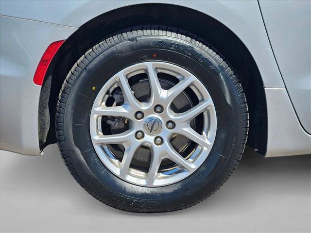 Used 2023 Chrysler Pacifica Touring-L image 29