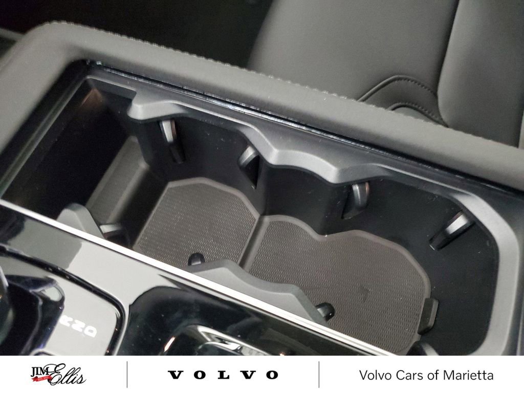 New 2025 Volvo XC90 B6 Core w/ Climate Package image 32