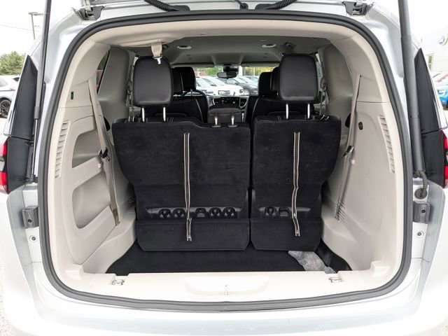 Used 2024 Chrysler Pacifica Touring-L FWD image 19