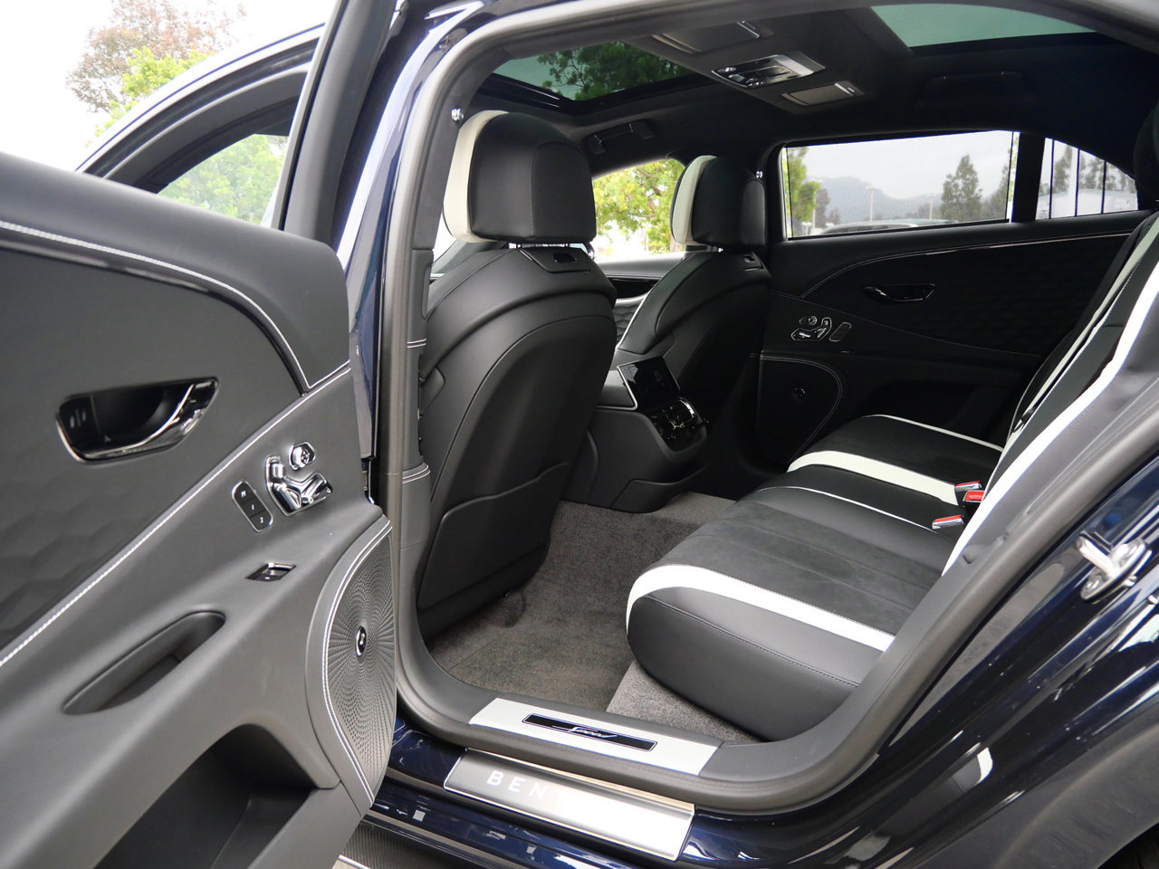 Used 2025 Bentley Flying Spur Plug-In Hybrid AWD/4WD image 23