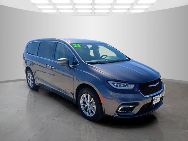 Used 2023 Chrysler Pacifica Touring-L image 2