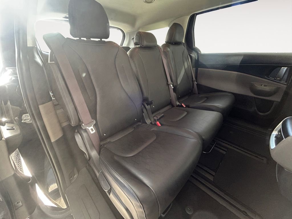 Used 2025 Kia Carnival image 11