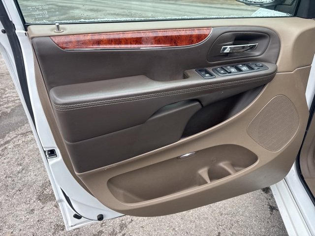 Used 2016 Chrysler Town & Country Touring image 15