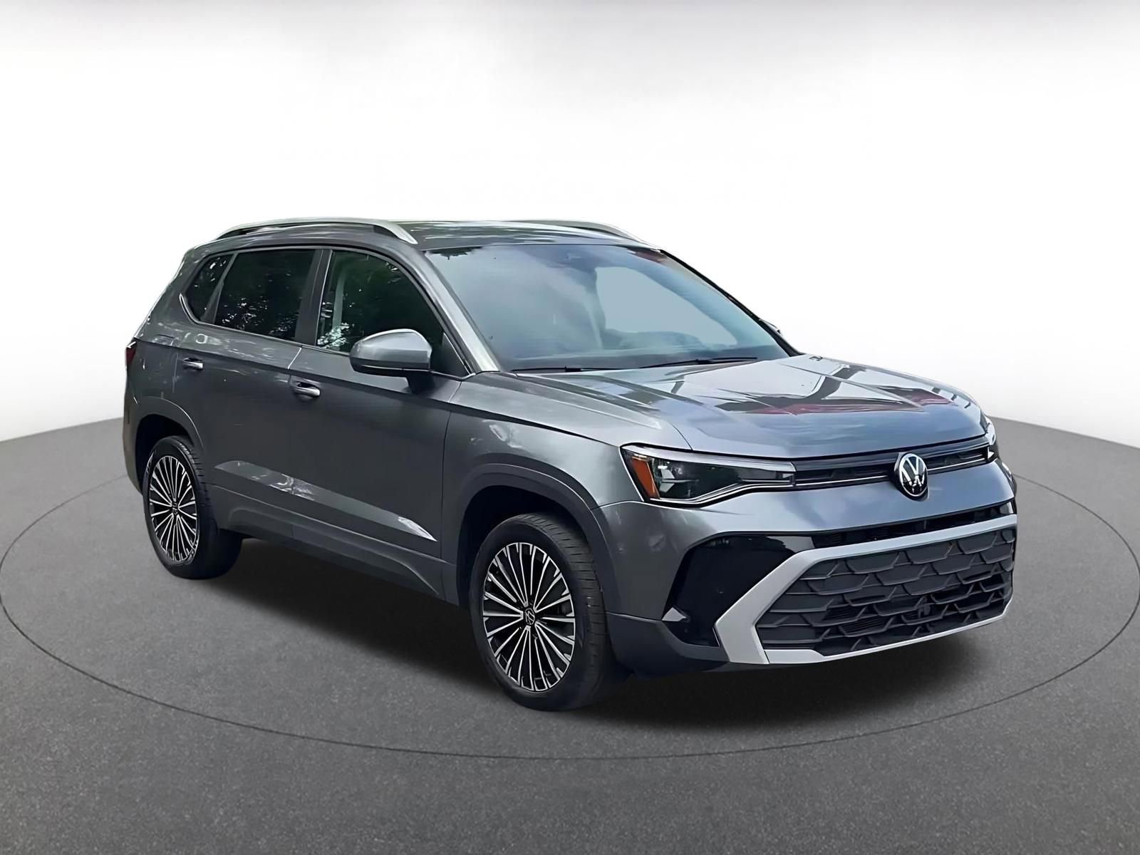 Used 2025 Volkswagen Taos SE image 3