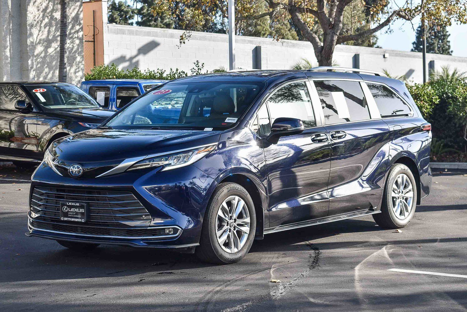 Used 2023 Toyota Sienna Limited image 3