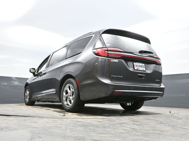 Used 2023 Chrysler Pacifica Limited FWD image 59