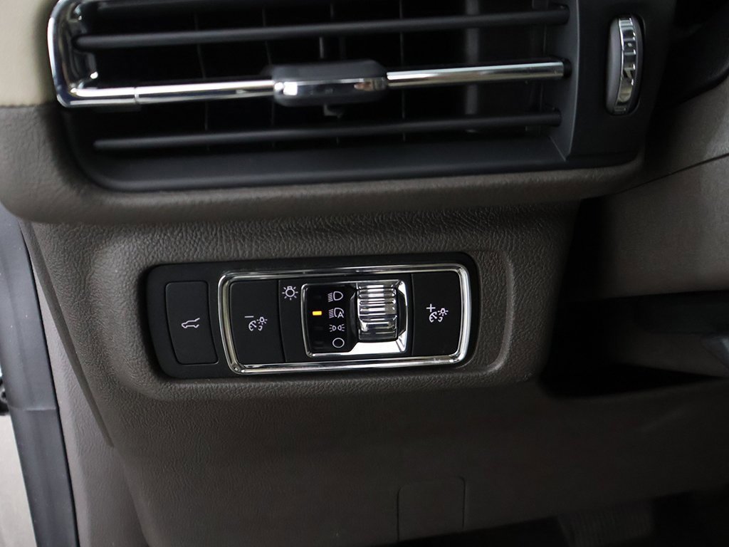 Used 2020 Lincoln Corsair AWD w/ Premium Package image 38