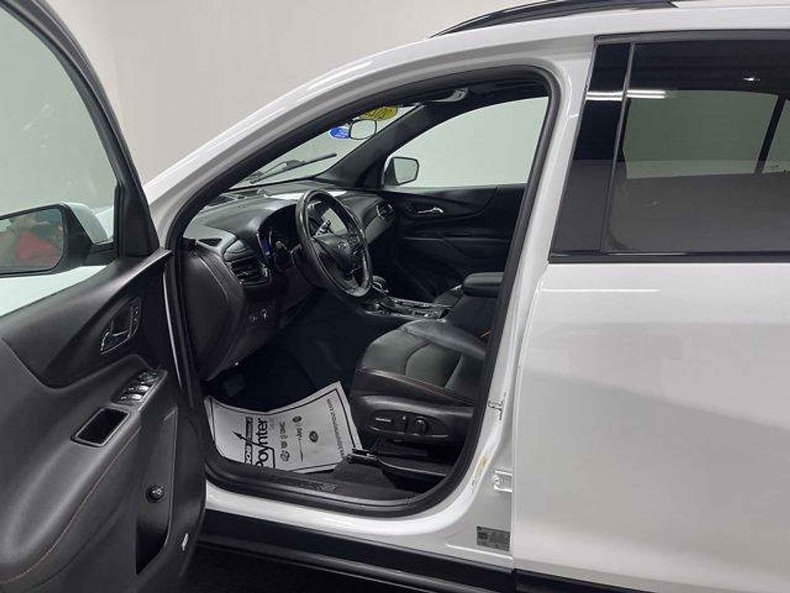 Used 2022 Chevrolet Equinox RS w/ RS Leather Package FWD image 7