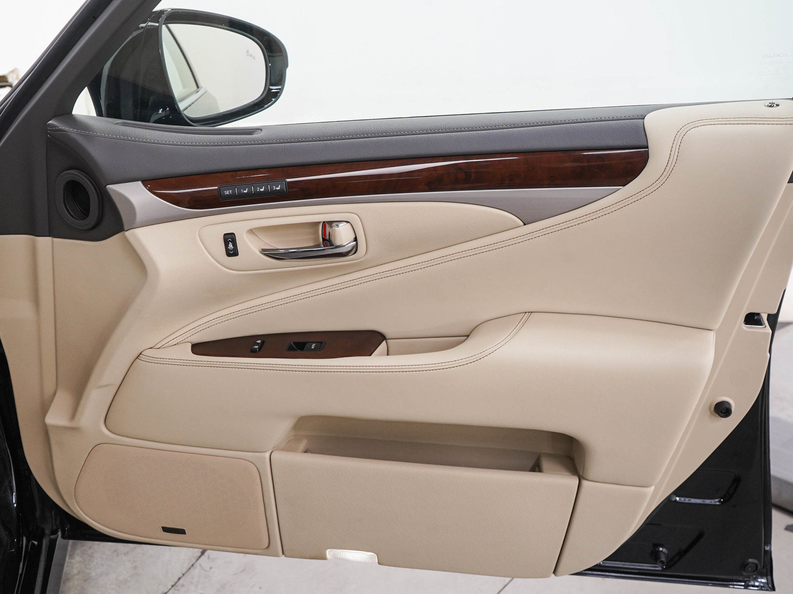 Used 2015 Lexus LS 460 w/ Comfort Package RWD image 9