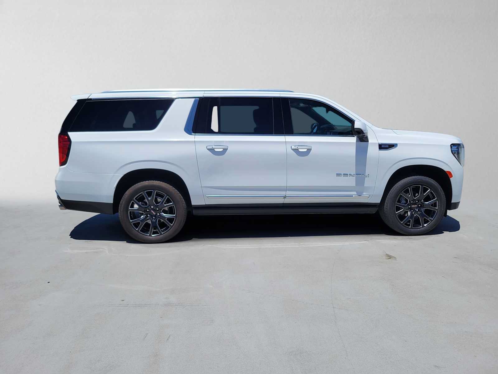 Used 2024 GMC Yukon XL Denali AWD/4WD image 2