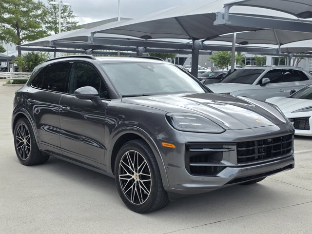Used 2025 Porsche Cayenne image 3