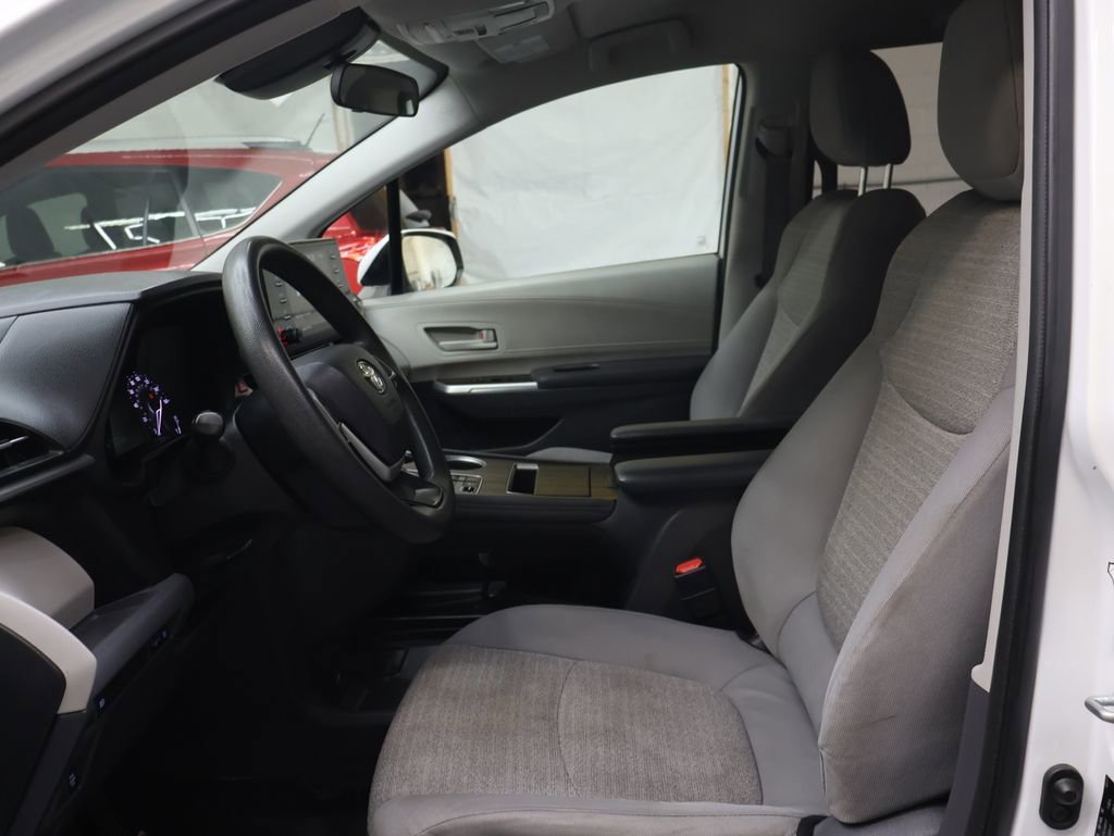 Used 2021 Toyota Sienna LE image 18
