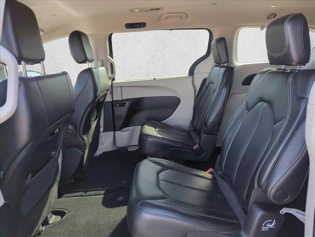 Used 2023 Chrysler Pacifica Touring-L FWD image 18
