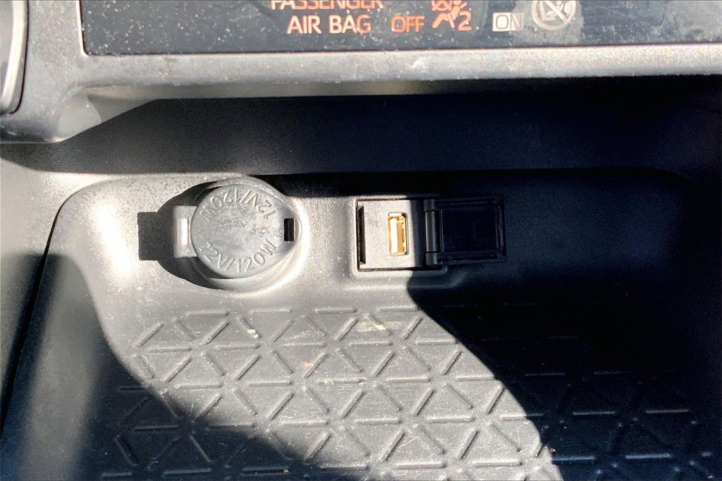 Used 2022 Toyota RAV4 SE image 16