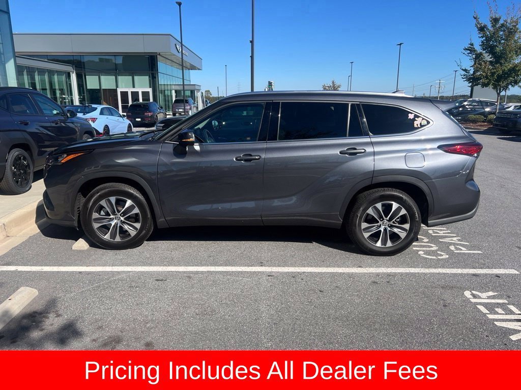 Used 2020 Toyota Highlander XLE FWD image 3
