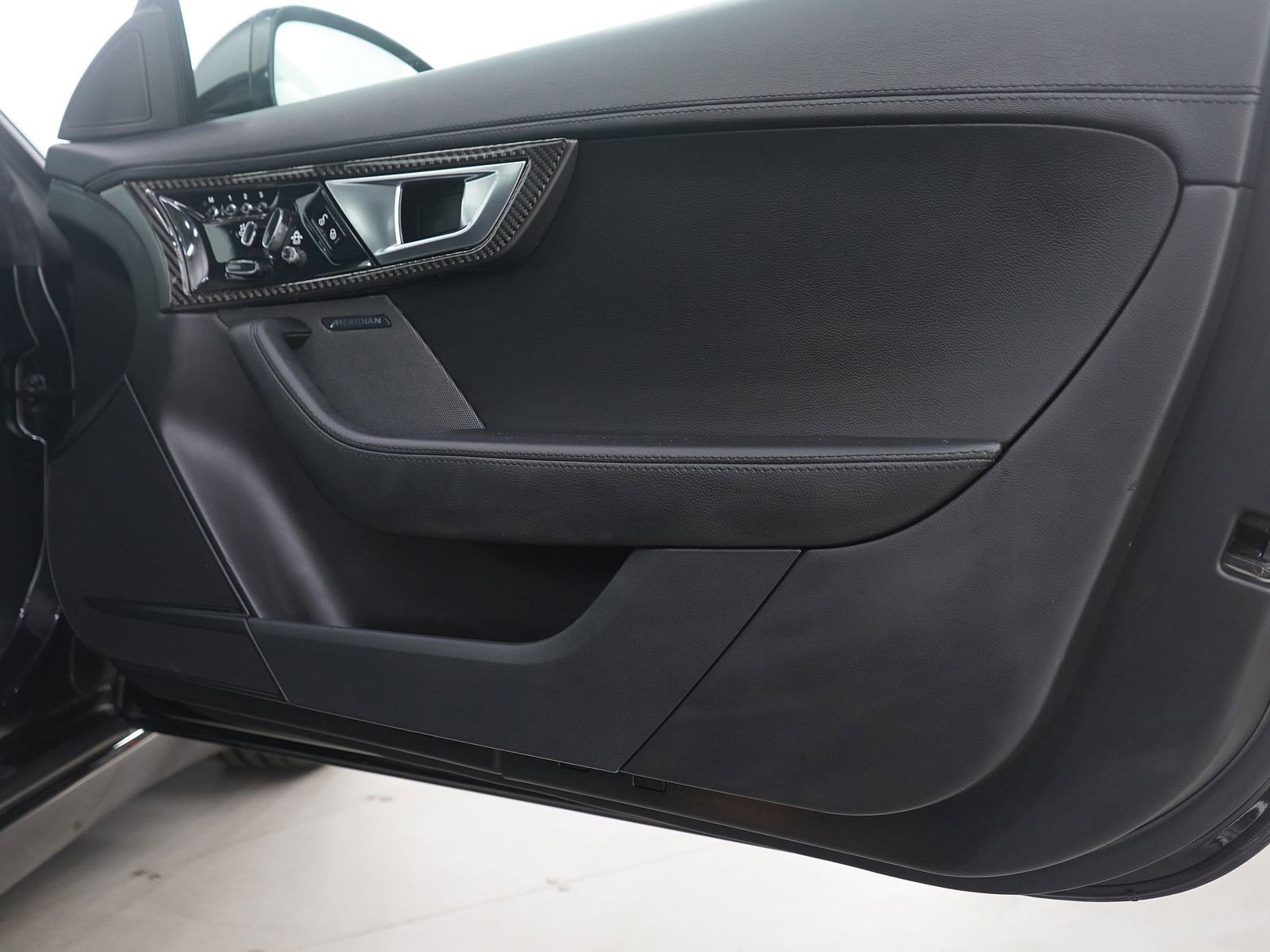 Used 2014 Jaguar F-TYPE S RWD image 9